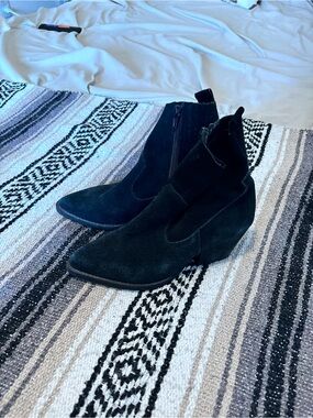 Women's Black Suede Ankle Boots - Stylish Western-Inspired Heel